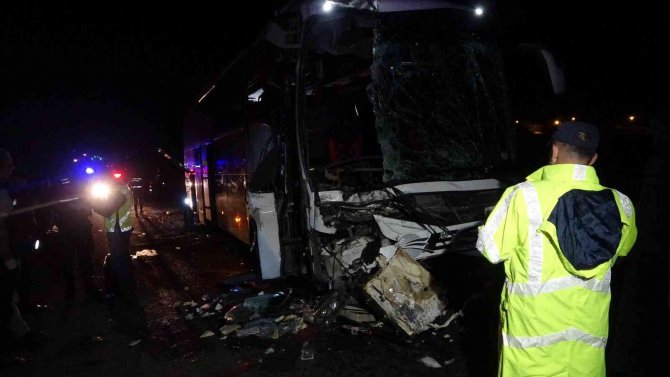 Tıra Arkadan Çarpan Otobüste 1 Kişi Öldü, 43 Kişi Yaralandı