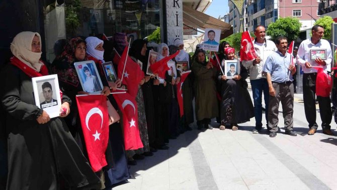 Vanlı Anneler: "Çocuklarımızı Alana Kadar Mücadeleye Devam Edeceğiz"