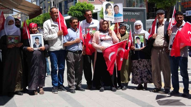 Vanlı Anneler: "Çocuklarımızı Alana Kadar Mücadeleye Devam Edeceğiz"