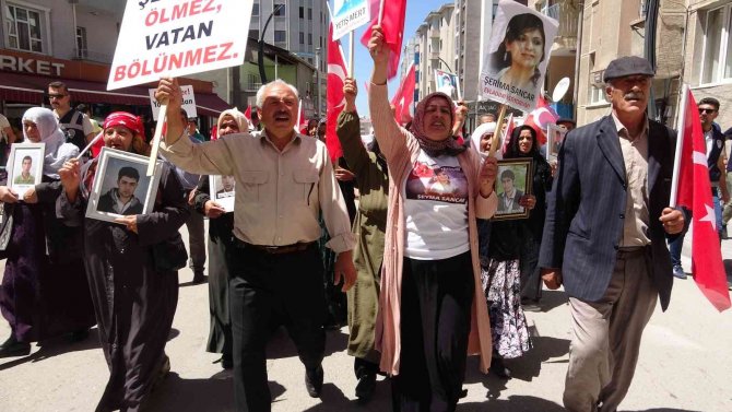 Vanlı Anneler: "Çocuklarımızı Alana Kadar Mücadeleye Devam Edeceğiz"