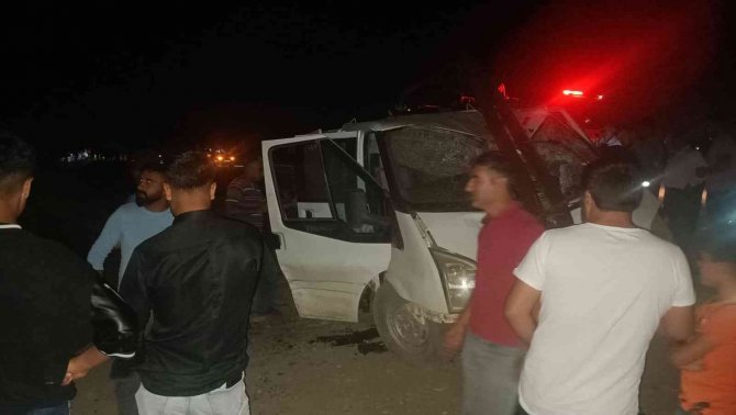 Van’da Kamyonet Otomobille Çarpıştı: 2 Yaralı