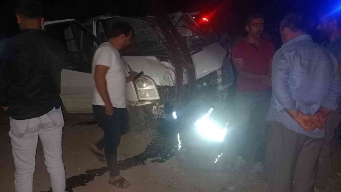 Van’da Kamyonet Otomobille Çarpıştı: 2 Yaralı