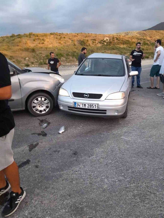 Yalova’da Trafik Kazası: 3 Yaralı