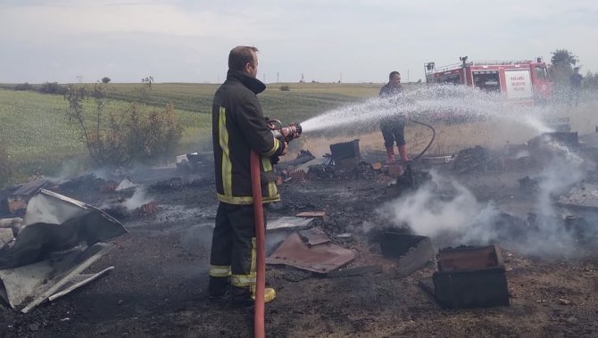 Kırklareli’nde 71 Arı Kovanı Alev Alev Yandı