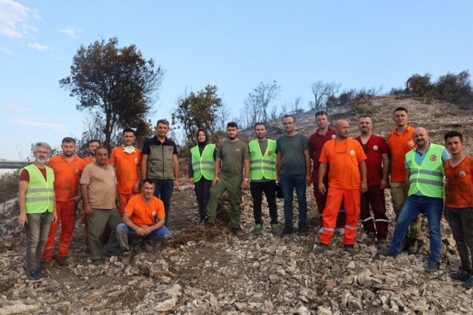 Gönüllüler, Yanan Ormanlık Alandaki Çöpleri Topladı