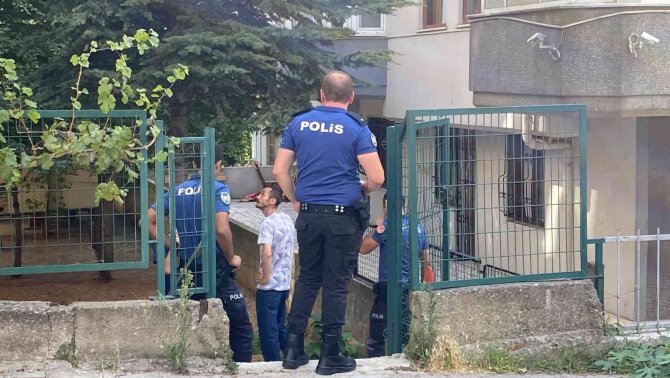 Tartıştığı Yaşlı Adamı Kafasında Bardak Kırarak Yaraladı