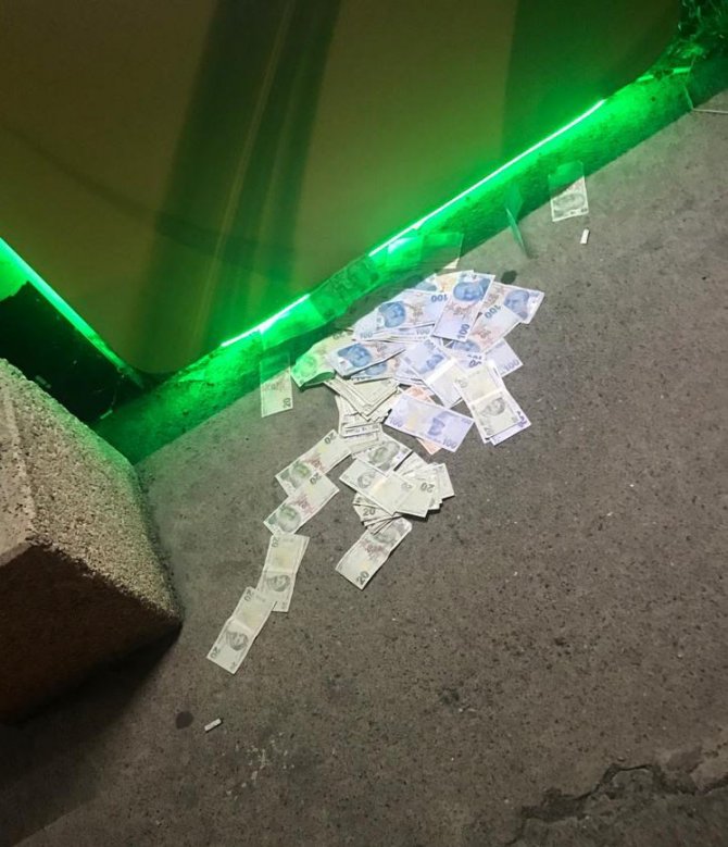 Şaşkın Vatandaşın Atm’ye Fazla Yüklediği Paralar Yola Saçıldı