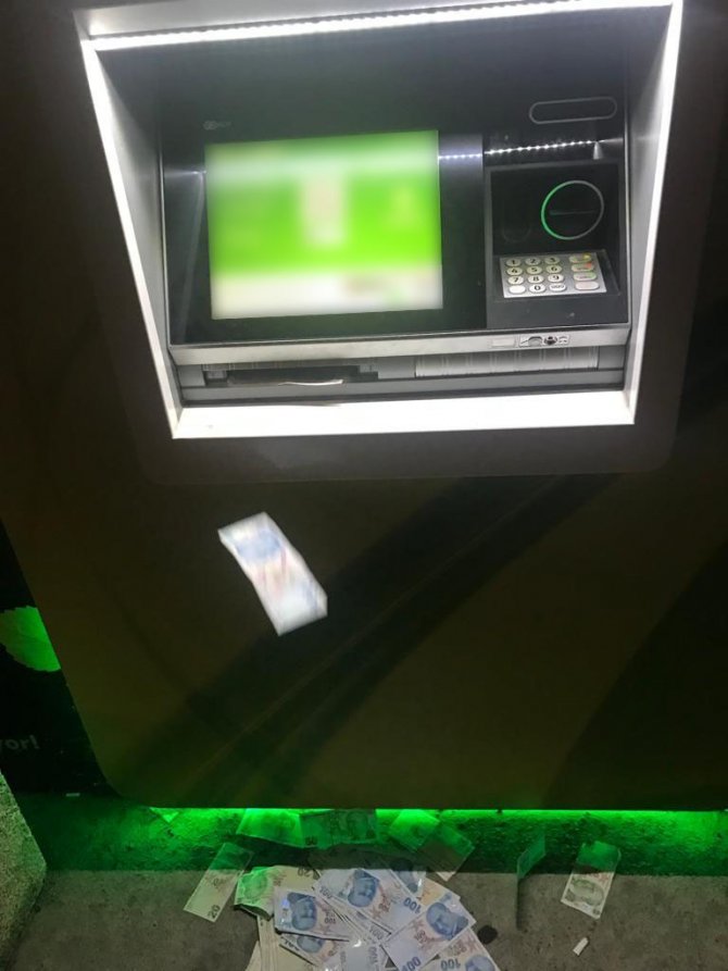 Şaşkın Vatandaşın Atm’ye Fazla Yüklediği Paralar Yola Saçıldı