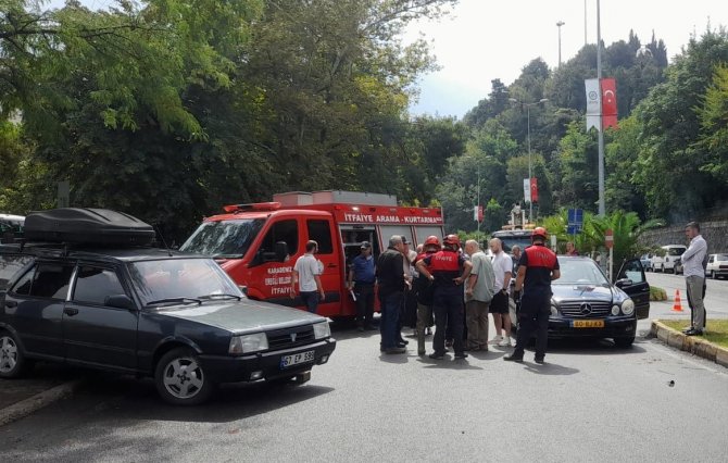 Otomobilde Sıkışan Sürücüyü İtfaiye Kurtardı