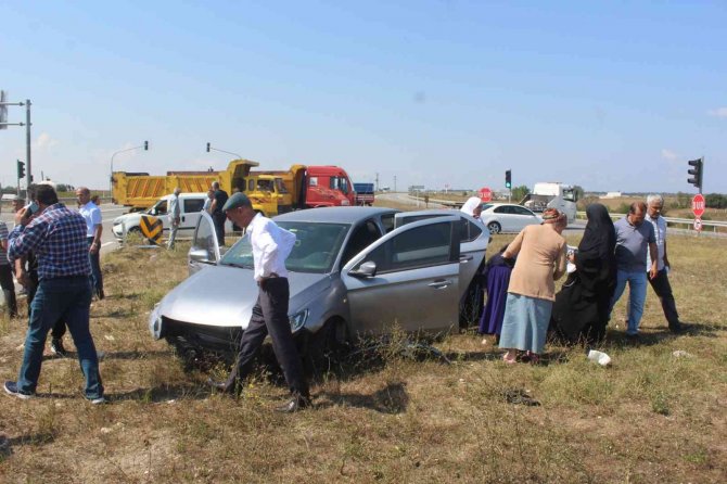 Kamyon İle Otomobil Çarpıştı: 2’si Ağır 6 Yaralı