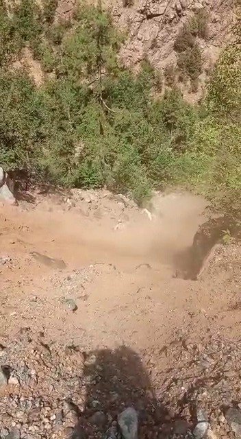 Dengesini Kaybetti, 50 Metrelik Uçurumdan Motosikletiyle Yuvarlandı