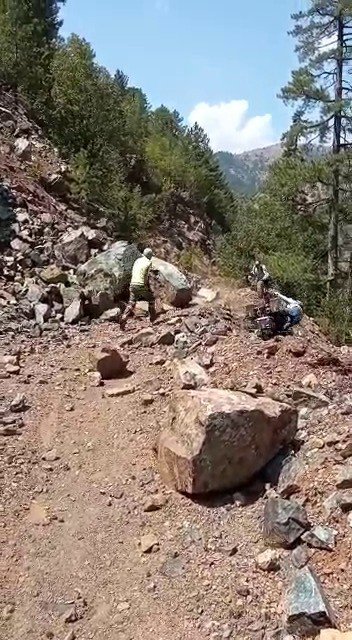 Dengesini Kaybetti, 50 Metrelik Uçurumdan Motosikletiyle Yuvarlandı