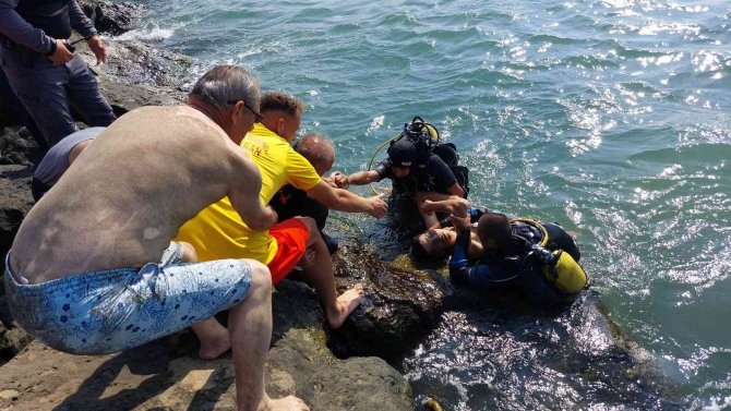 Karadeniz’de Dalgalara Kapılan Genç Dalgıç Polisler Tarafından Kurtarıldı