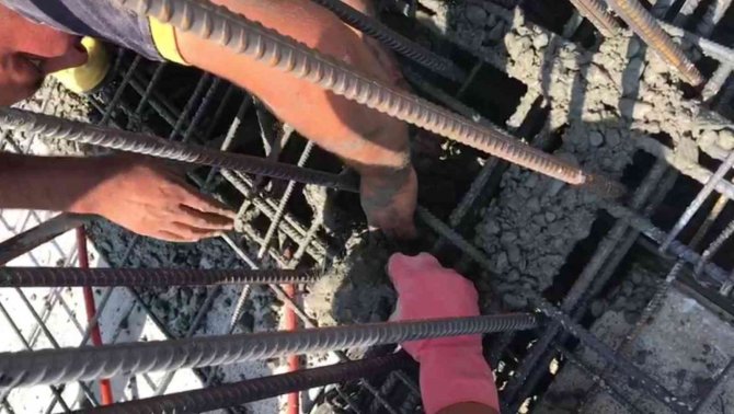 Üzerine Yanlışlıkla Beton Dökülen Yavru Kedi İşçiler Tarafından Kurtarıldı