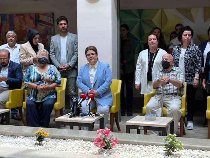 Bakan Yanık "Pandemi Döneminde Yaşlılarımızı Yalnız Bırakmadık"