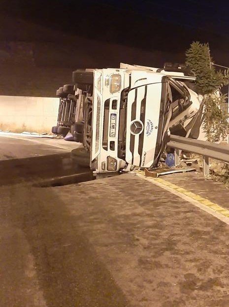 Amasya’da Devrilen Tırın Sürücüsü Hayatını Kaybetti