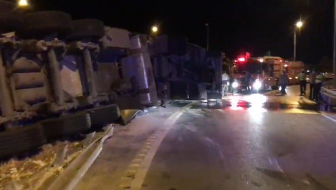 Amasya’da Devrilen Tırın Sürücüsü Hayatını Kaybetti