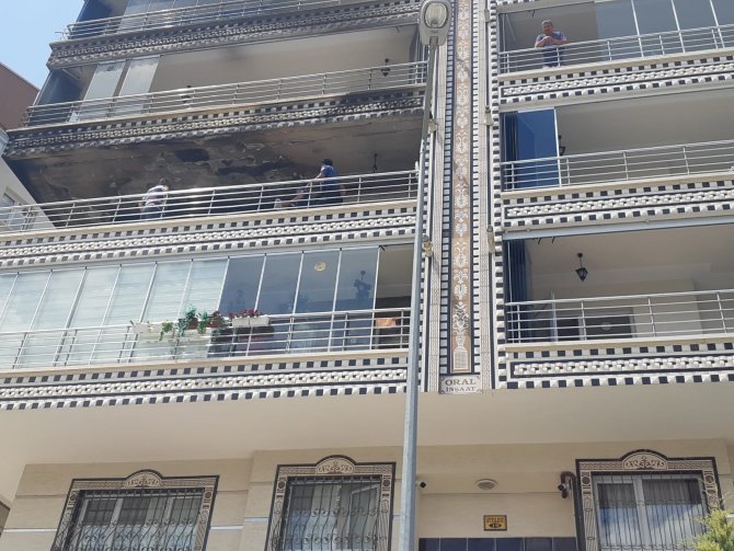 Üst Kattan Düşen Sigara İzmariti Dairenin Balkonunu Küle Çevirdi
