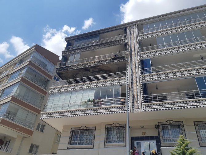 Üst Kattan Düşen Sigara İzmariti Dairenin Balkonunu Küle Çevirdi
