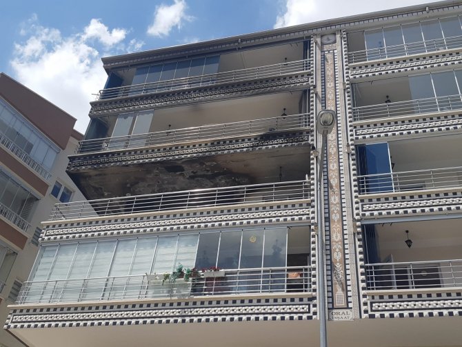 Üst Kattan Düşen Sigara İzmariti Dairenin Balkonunu Küle Çevirdi