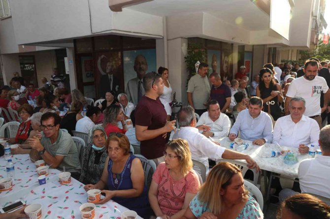 Başkan Böcek, Vatandaşlara Aşure Dağıttı