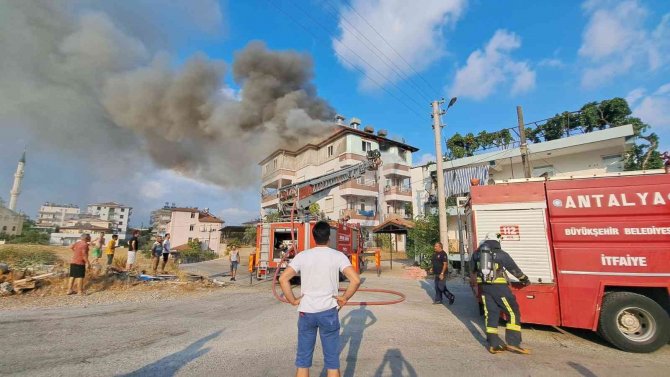 Çatı Katı Alevlere Teslim Oldu, 2 Kişi Dumandan Etkilendi