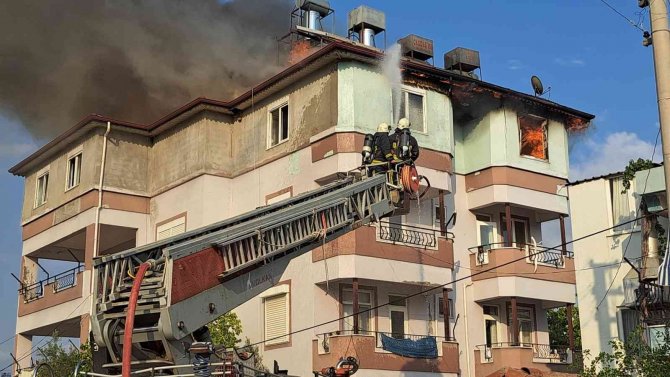 Çatı Katı Alevlere Teslim Oldu, 2 Kişi Dumandan Etkilendi