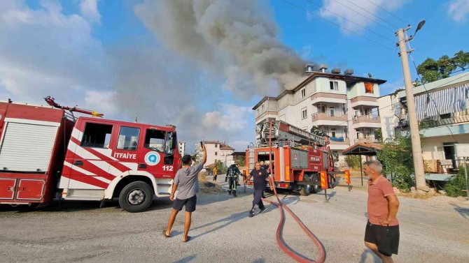 Çatı Katı Alevlere Teslim Oldu, 2 Kişi Dumandan Etkilendi