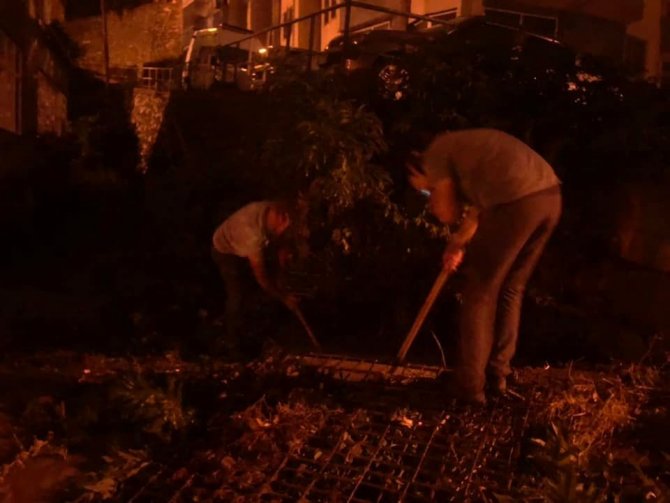 Artvin’de Etkili Olan Sağanak Yağış Köy Yolunu Ulaşıma Kapattı