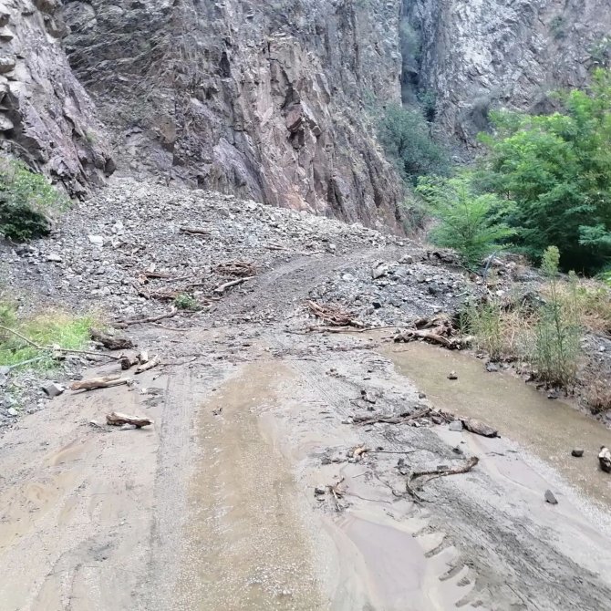 Artvin’de Etkili Olan Sağanak Yağış Köy Yolunu Ulaşıma Kapattı