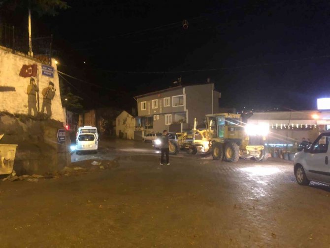 Artvin’de Etkili Olan Sağanak Yağış Köy Yolunu Ulaşıma Kapattı