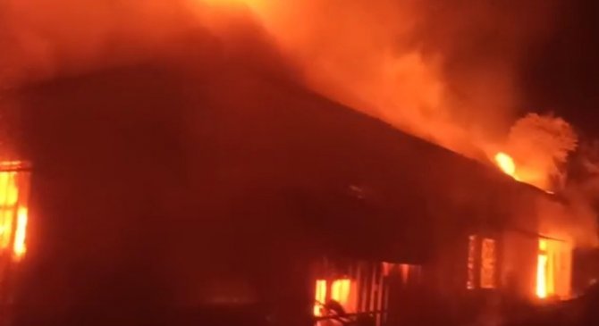Buharkent’te Müstakil Ev Alevlere Teslim Oldu