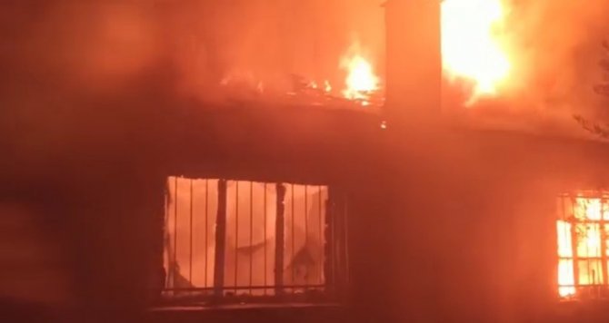 Buharkent’te Müstakil Ev Alevlere Teslim Oldu