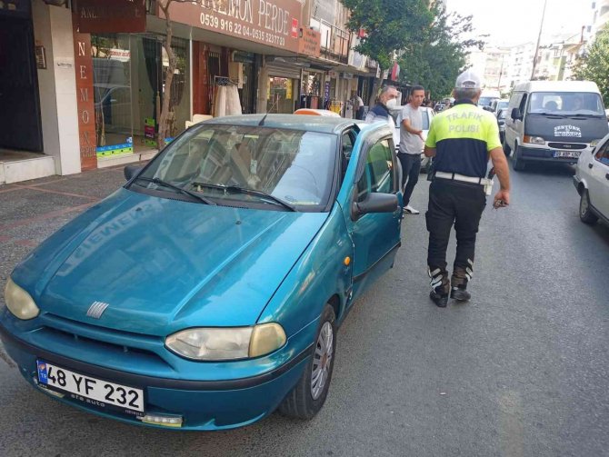 Motosiklet, Aniden Açılan Aracın Kapısına Çarptı: 1 Yaralı