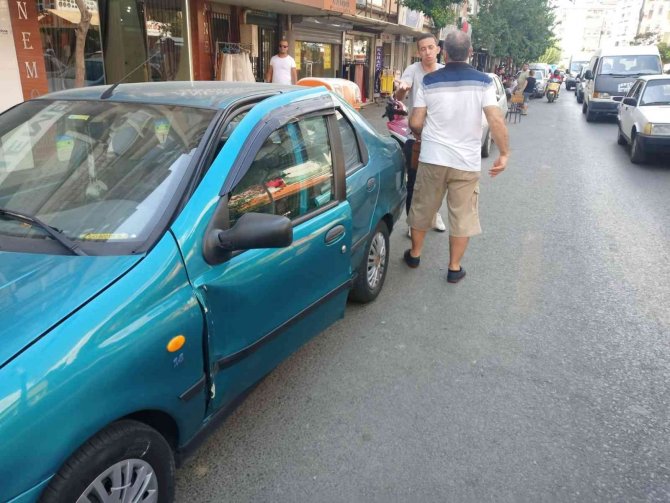 Motosiklet, Aniden Açılan Aracın Kapısına Çarptı: 1 Yaralı