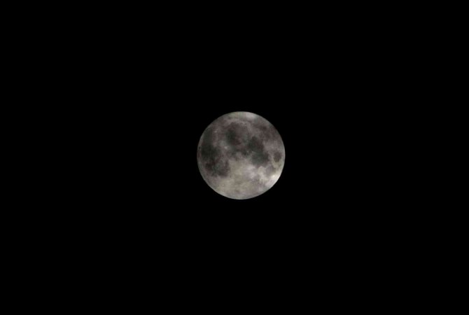 "Süper Ay" Bulutların Arasında Görsel Şölen Sundu