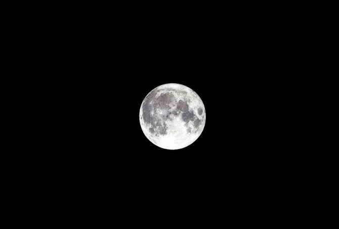 "Süper Ay" Bulutların Arasında Görsel Şölen Sundu