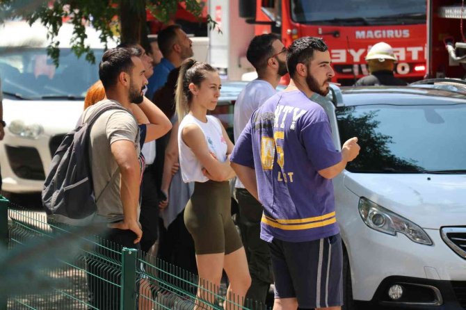 5 Katlı Apartmanın Çatısı Alev Alev Yandı