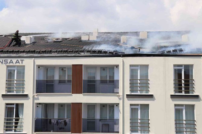 5 Katlı Apartmanın Çatısı Alev Alev Yandı