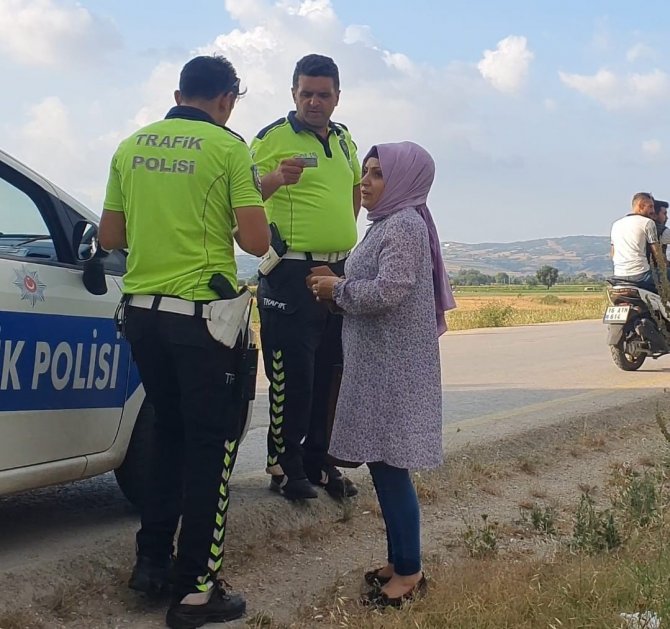 Otomobil Dereye Uçtu, Sürücü Burnu Bile Kanamadan Kurtuldu