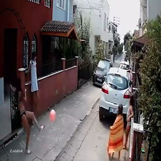 Daracık Sokakta Çocuklara Dehşeti Yaşattı: Saniye Farkıyla Ölümden Kurtuldular
