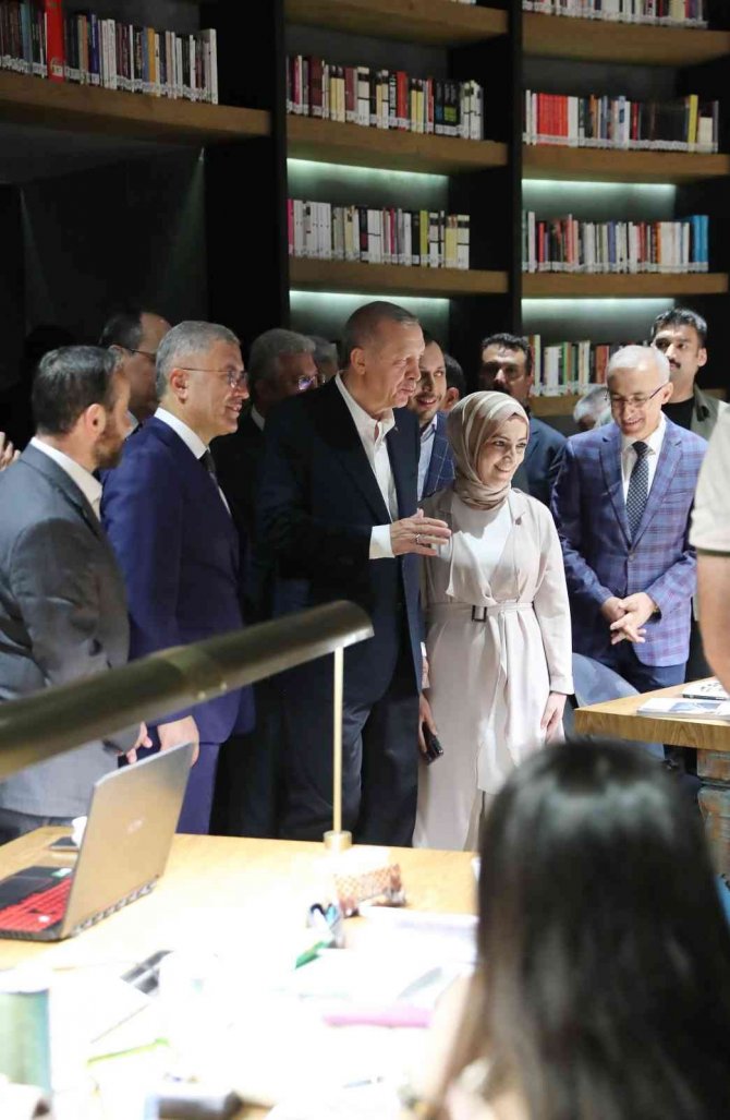 Cumhurbaşkanı Erdoğan Nevmekan Sahil’de Öğrencilerle Sohbet Etti