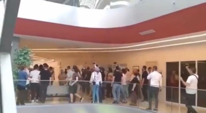 Rektör Vekilinin Makamını Basmaya Çalışan Öğrenciler İle Güvenlik Arasında Arbede