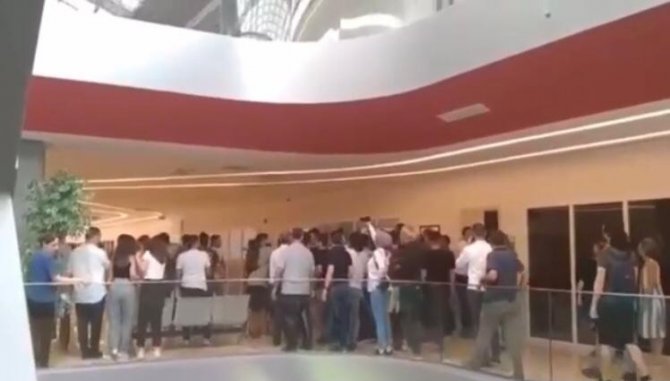 Rektör Vekilinin Makamını Basmaya Çalışan Öğrenciler İle Güvenlik Arasında Arbede