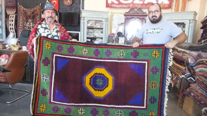 Balıkesir’de Köylerden Topladıkları Eski Halı Ve Kilimleri Tamir Edip Satıyorlar