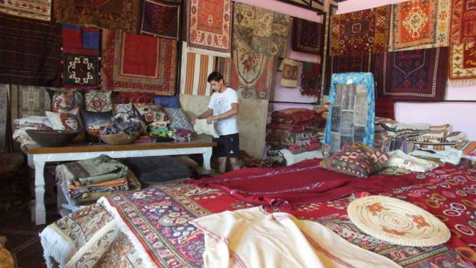 Balıkesir’de Köylerden Topladıkları Eski Halı Ve Kilimleri Tamir Edip Satıyorlar