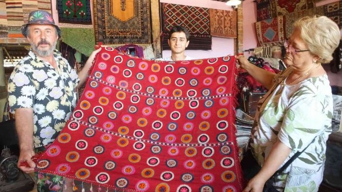 Balıkesir’de Köylerden Topladıkları Eski Halı Ve Kilimleri Tamir Edip Satıyorlar