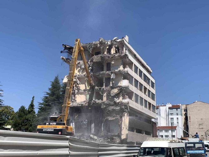 Tarihi Otelin Yıkımı Sürüyor