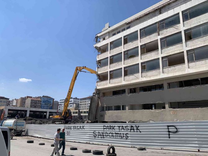 Tarihi Otelin Yıkımı Sürüyor