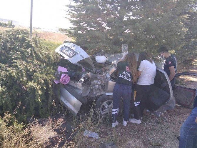 Yol Kenarındaki Ağaçlık Alana Dalan Otomobilin Sürücüsü Yaralandı